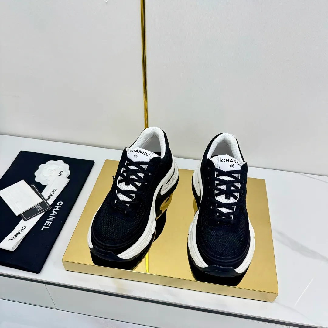 👟👟Ex-factory price 680👟👟 Upgraded version, upgraded version, upgraded version! No rebuttal accepted! ! ! ! Chanel Chanel panda shoes! 2025 counter's top casual sports shoes. This classic design; the upper is electro-embroidered with a variety of techniques; the outsole is fashionable and sporty; the unusual inclusion of a variety of color matching elements... The diversified mix and match is very good-looking and versatile, and can be used for leisure, fashion, sports, and outdoor... ꫛꫀꪝ Go➫ Materials: ❶Upper made of: original imported first-layer silk cowhide + original waterproof cloth + original first-layer cowhide ❷Inner lining: Original Yangli+Net ❸Outsole based on: Original TPU combination outsole Counter boutique packaging complete set for women 35–41 👉 👉 👉 👉